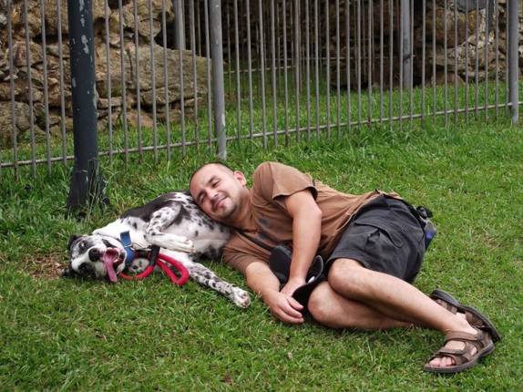 O Pablo, nosso amigo chileno, descansa com a saudosa Diana durante passeio pelas ruas de Curitiba, no Paraná, em Maio de 2011